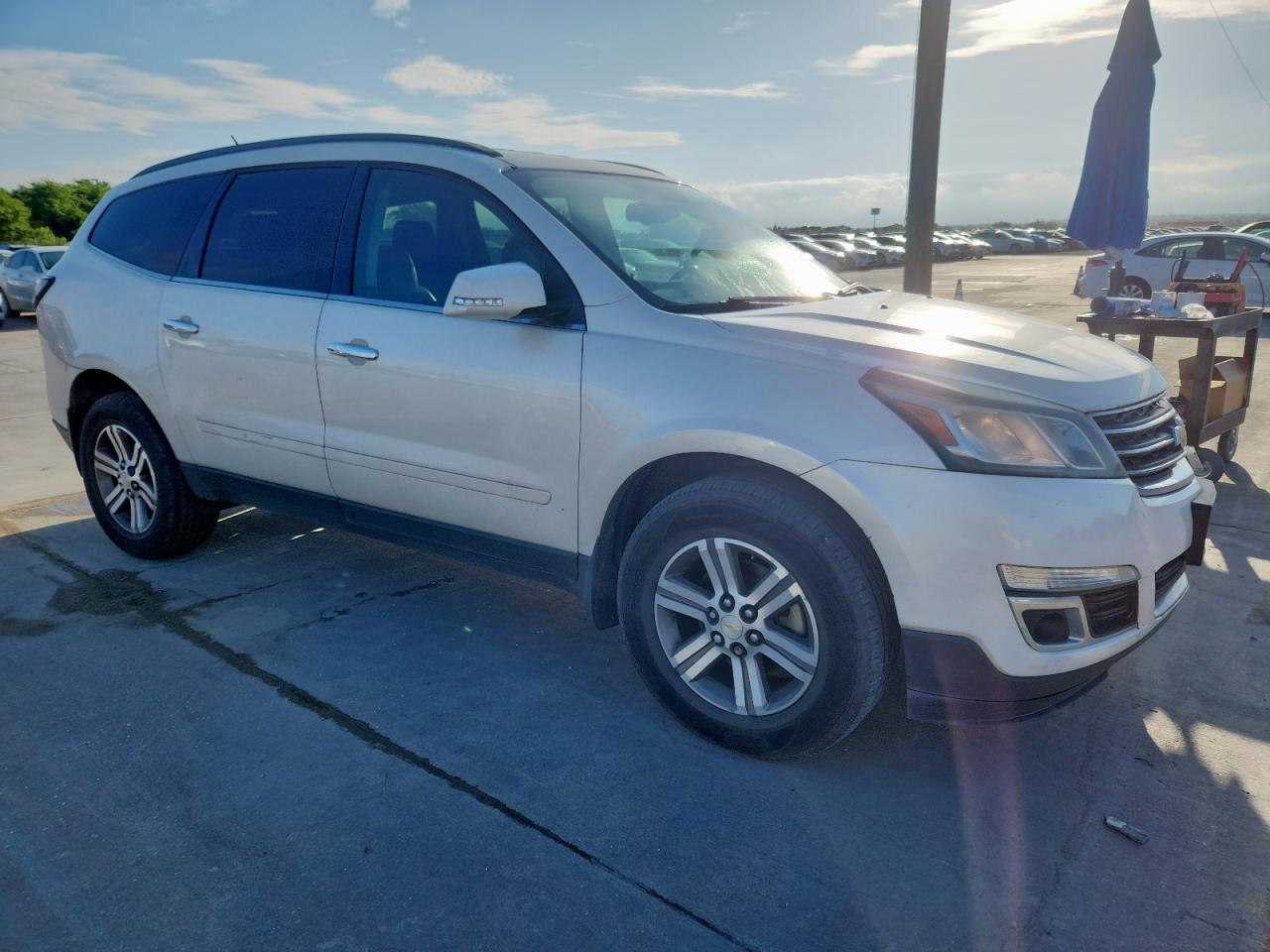 CHEVROLET TRAVERSE 2015 VIN 1GNKRHKD9FJ274871 photo 4