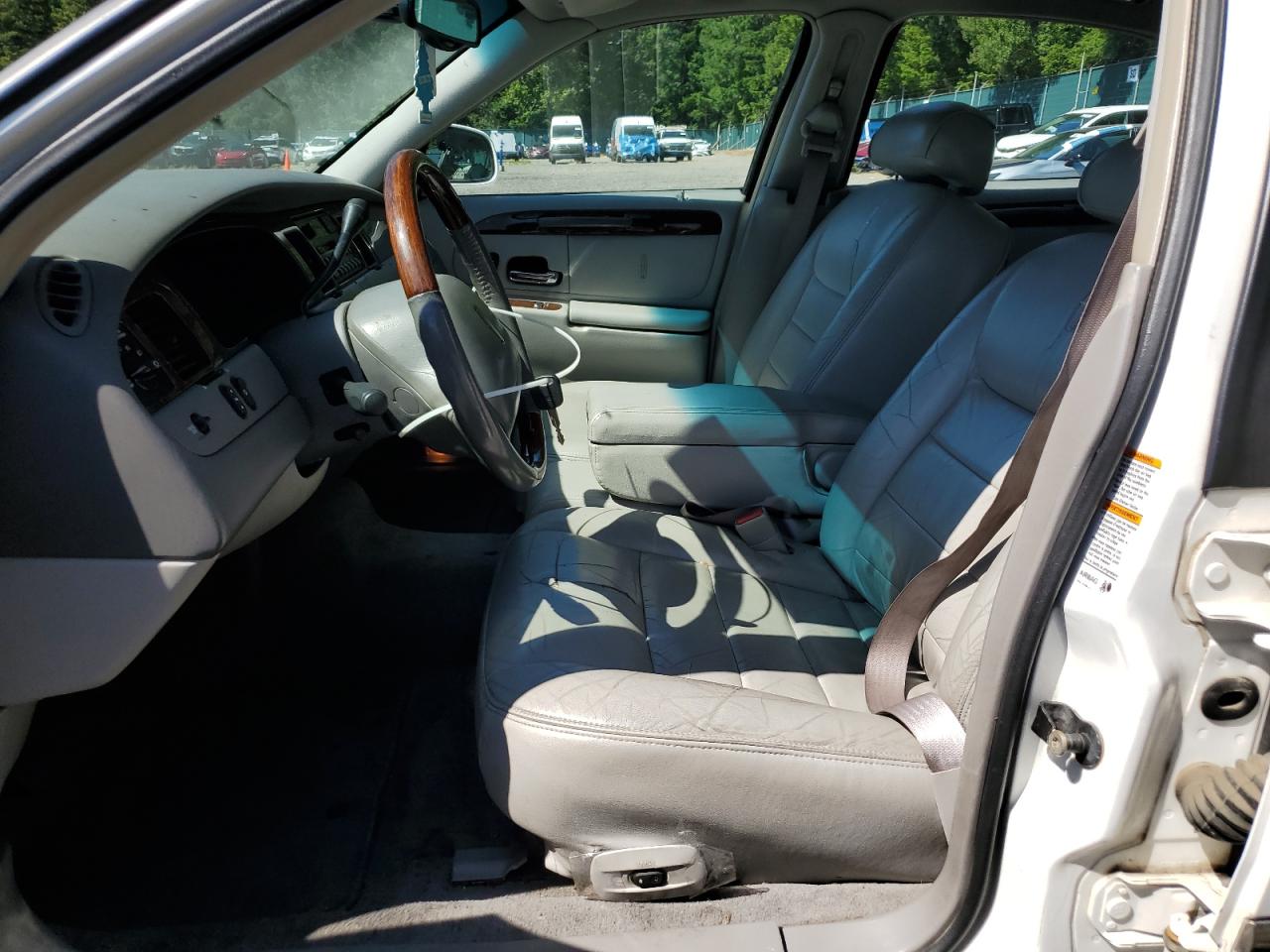 2001 Lincoln Town Car Signature VIN: 1LNHM82WX1Y689065 Lot: 63203565