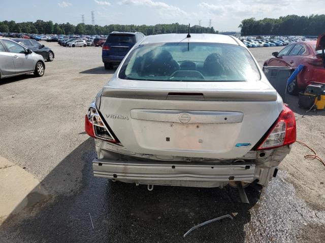 Sedans NISSAN VERSA 2016 Srebrny