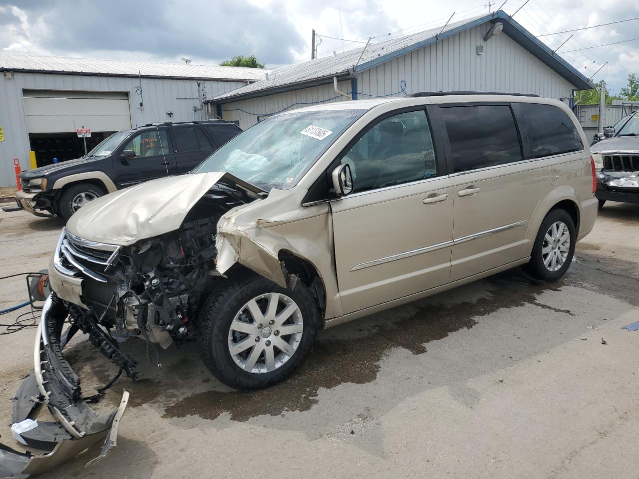 Pekin, IL에서 판매 중인 2015 Chrysler Town & Country Touring - Front End
