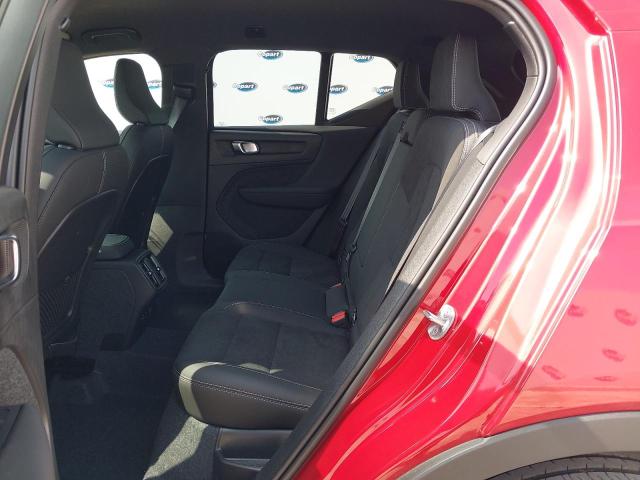 2025 VOLVO XC40 + B4