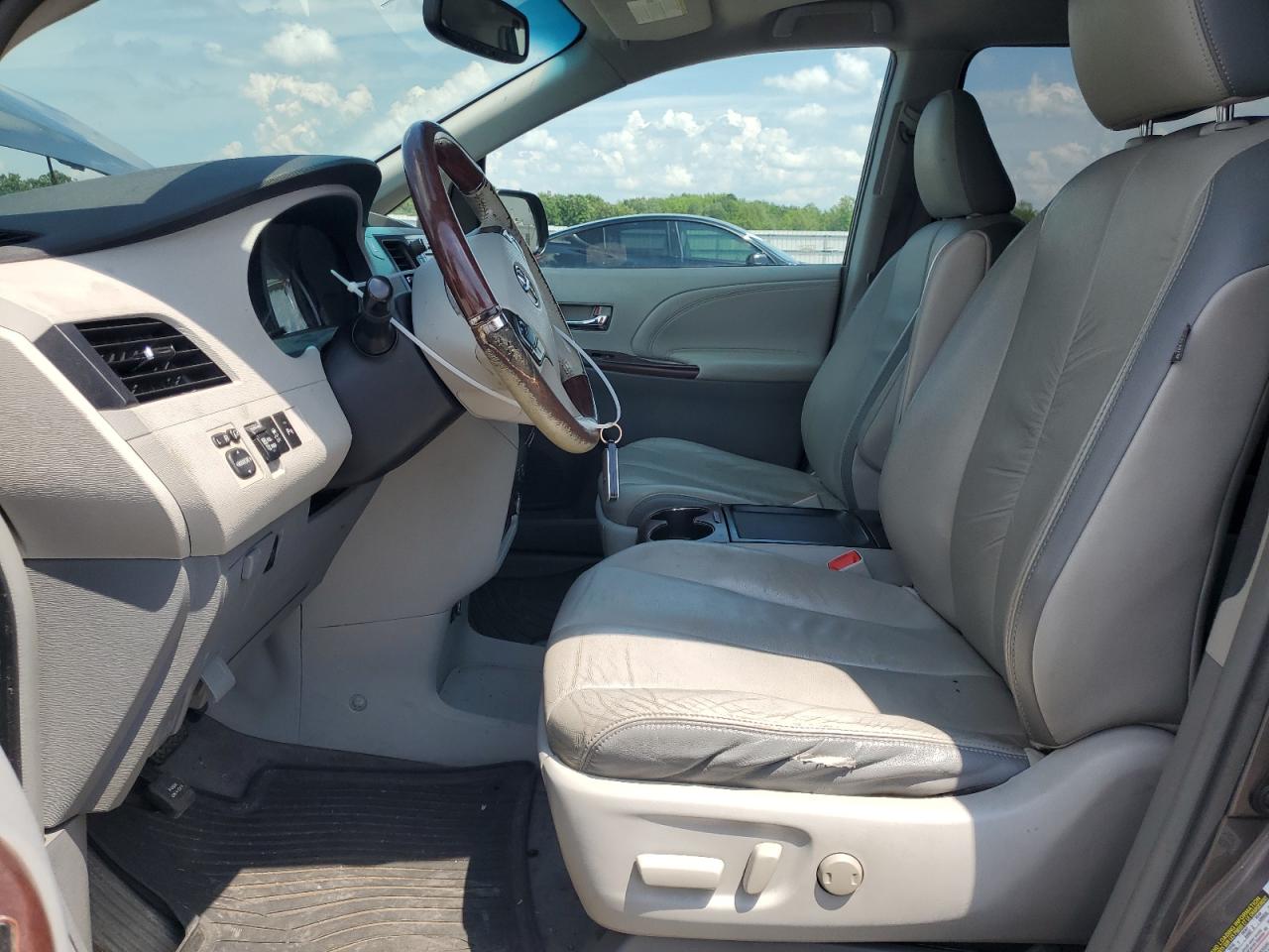 2011 Toyota Sienna Xle VIN: 5TDYK3DC4BS022831 Lot: 63123465