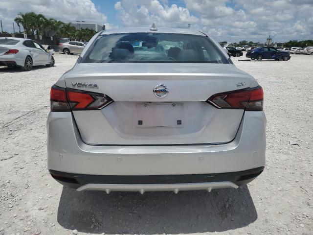  NISSAN VERSA 2021 Srebrny