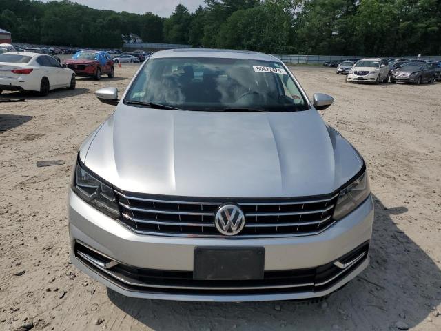 Седани VOLKSWAGEN PASSAT 2016 Сріблястий