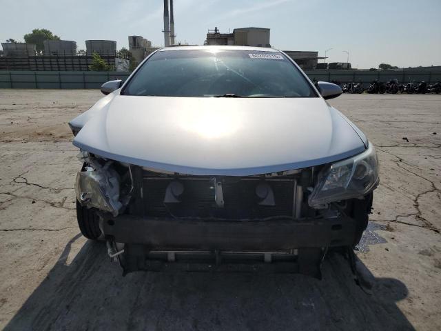 Sedans TOYOTA CAMRY 2013 Srebrny