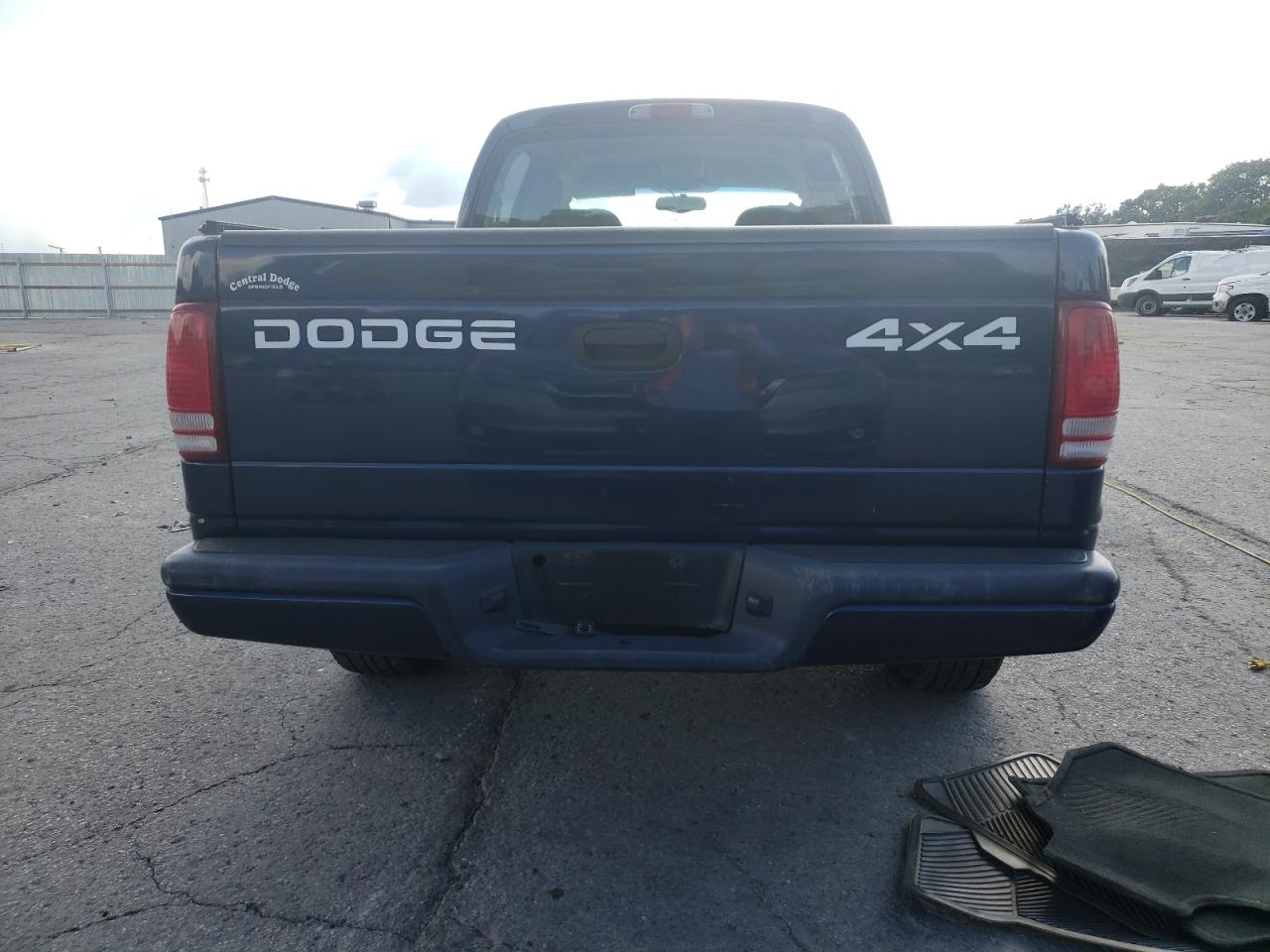 2002 Dodge Dakota Quad Sport VIN: 1B7HG38N82S517165 Lot: 61051735