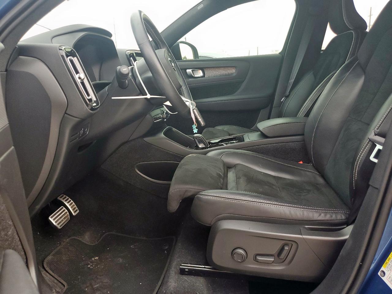 2021 Volvo Xc40 T5 R-Design VIN: YV4162UM9M2518949 Lot: 56457955