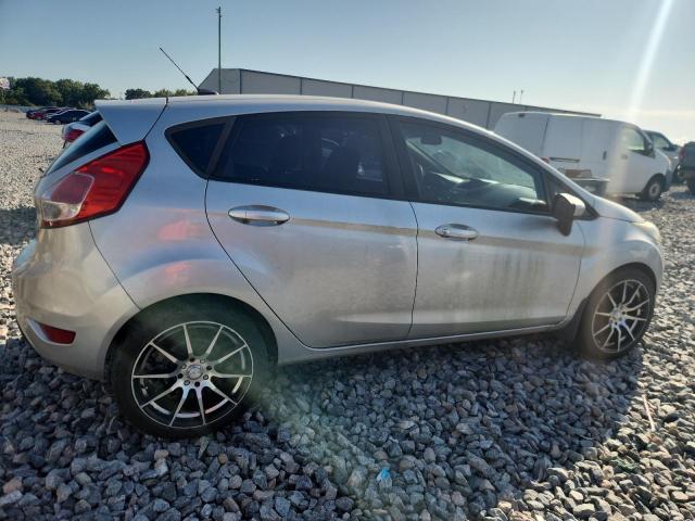 Hatchbacks FORD FIESTA 2015 Srebrny