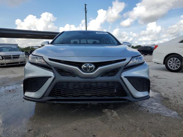  TOYOTA CAMRY 2022 Серебристый