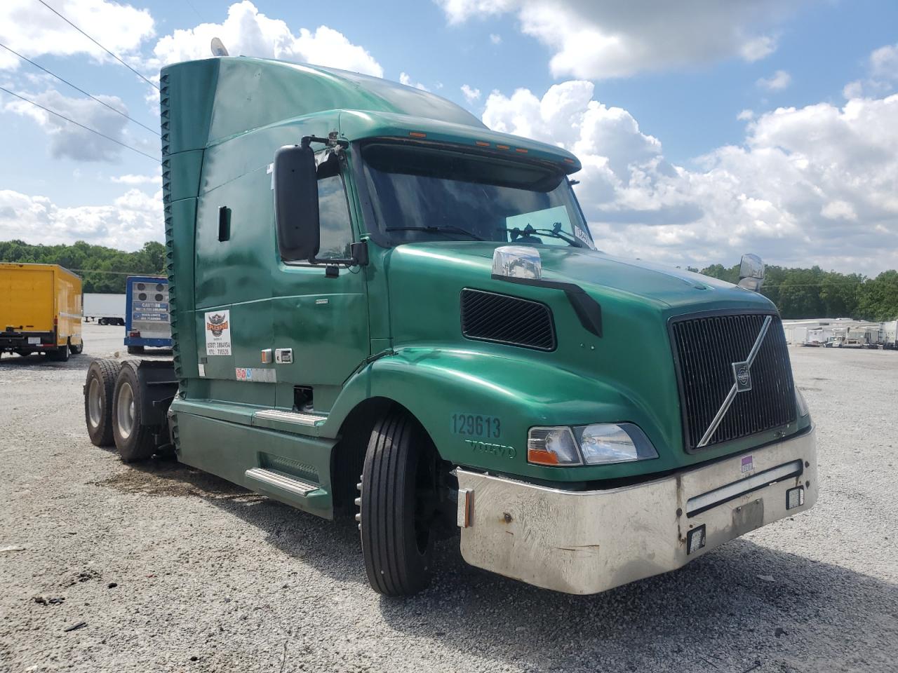 Loganville, GA에서 판매 중인 1999 Volvo Vn Semi Truck - Side