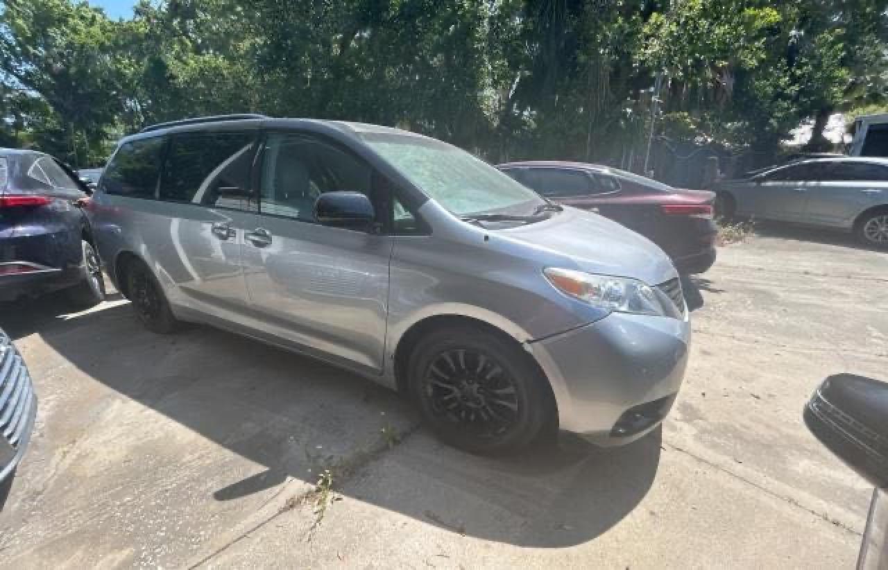 2013 Toyota Sienna Le للبيع في Apopka، FL - Damage History