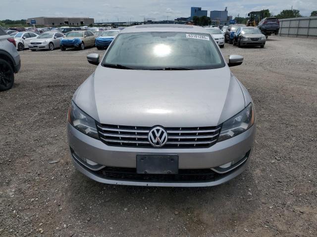 Седаны VOLKSWAGEN PASSAT 2013 Серебристый