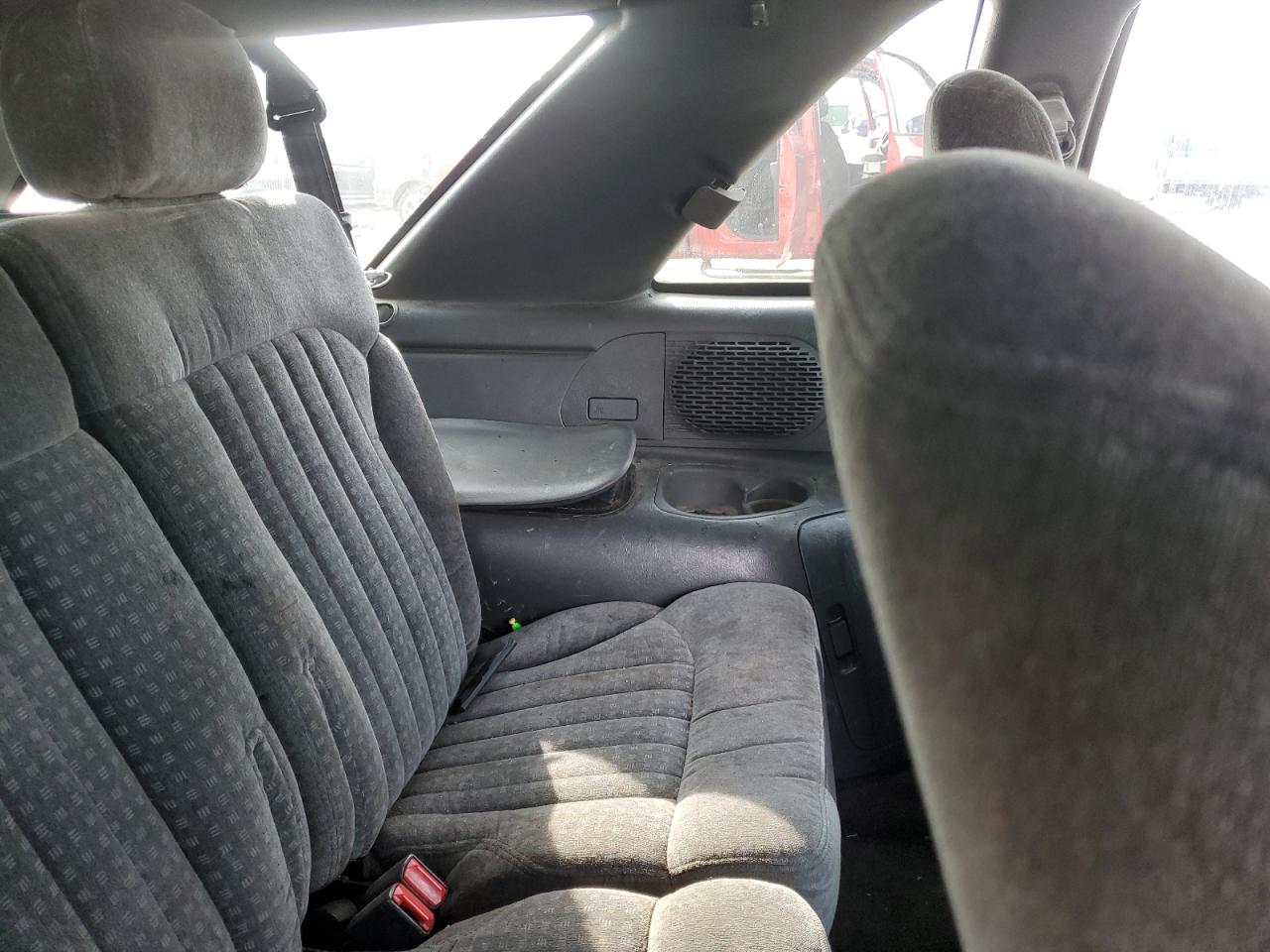 2000 Chevrolet Blazer VIN: 1GNCT18W7YK250829 Lot: 60228025
