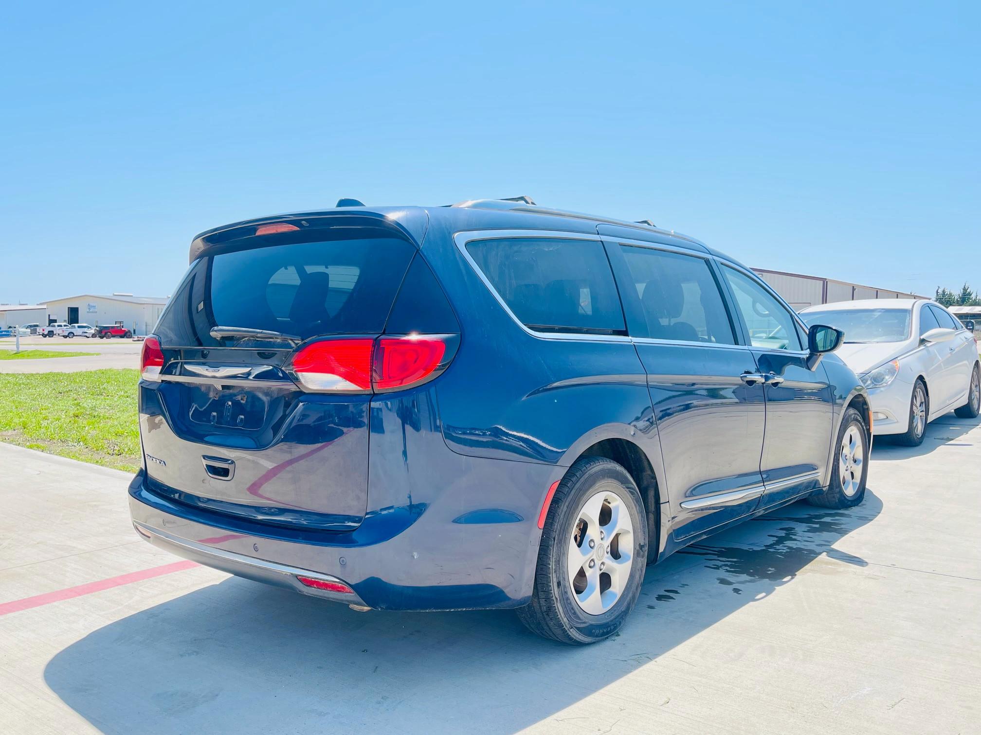 Minivans CHRYSLER PACIFICA 2017 Blue