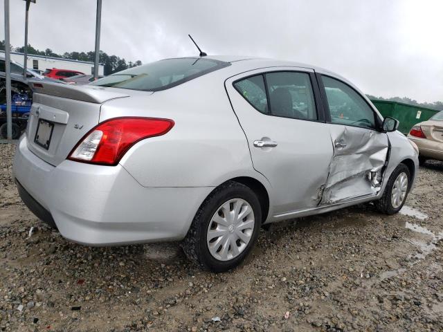  NISSAN VERSA 2018 Srebrny