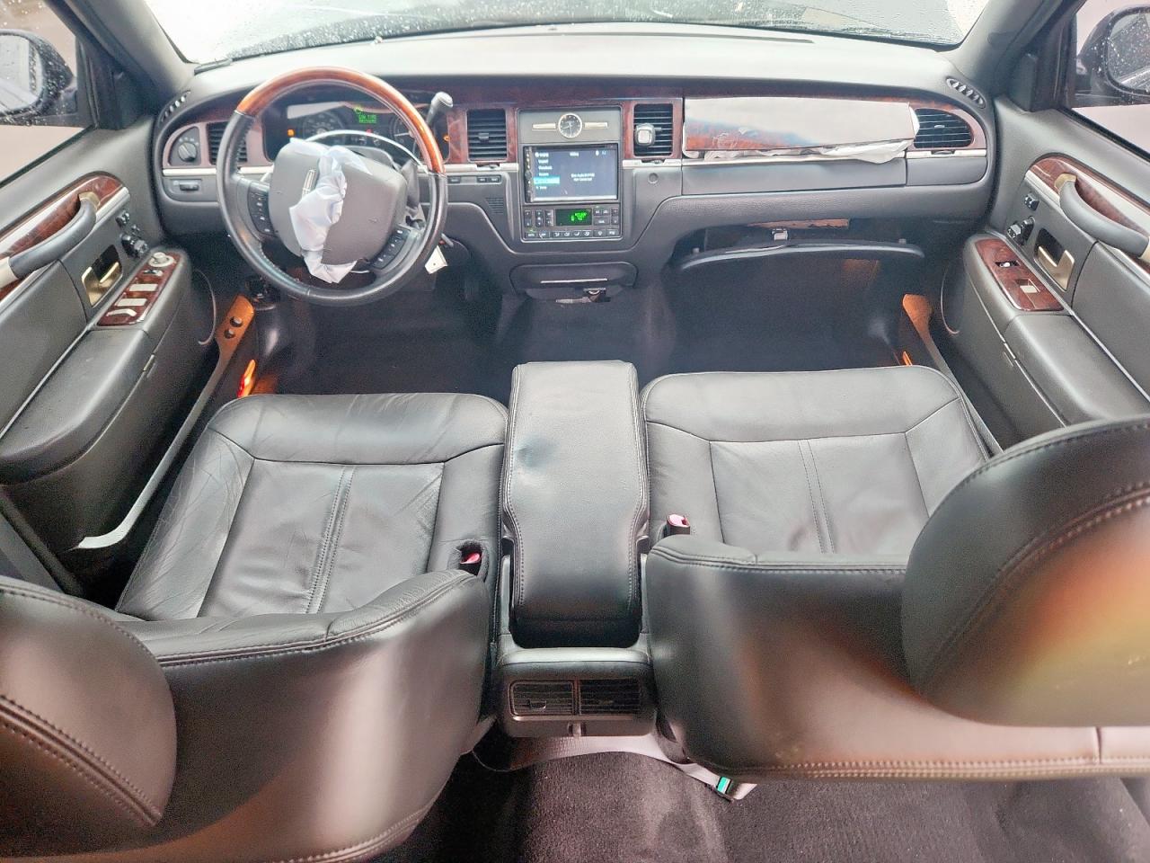 2009 Lincoln Town Car Signature Limited VIN: 2LNHM82V19X610823 Lot: 60232565