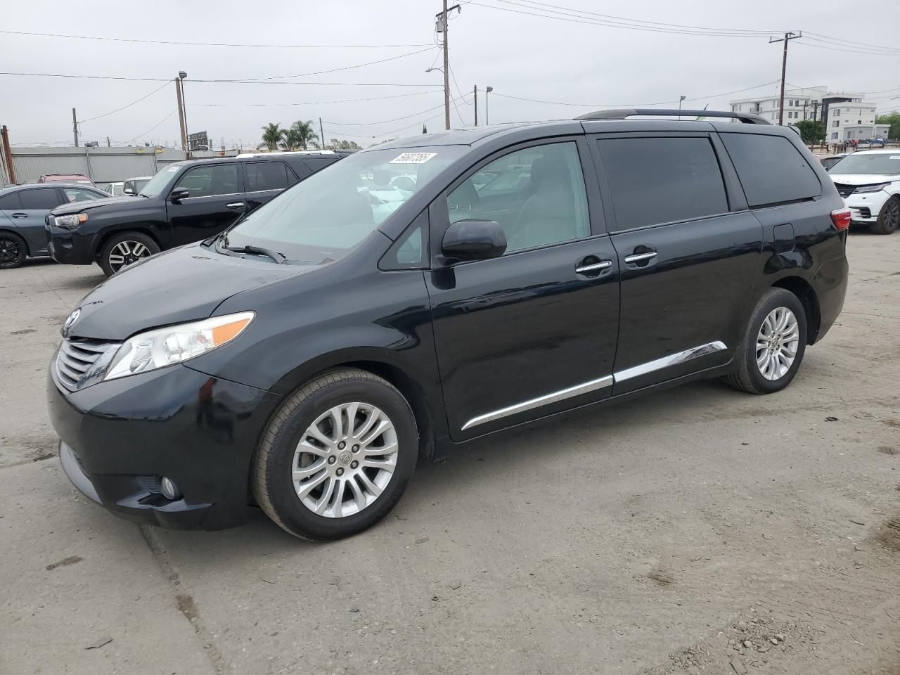 2015 Toyota Sienna Xle იყიდება Los Angeles-ში, CA - Front End