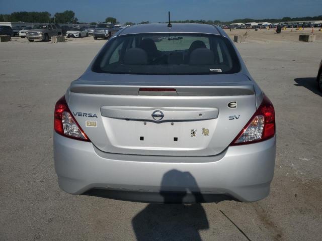  NISSAN VERSA 2018 Серебристый