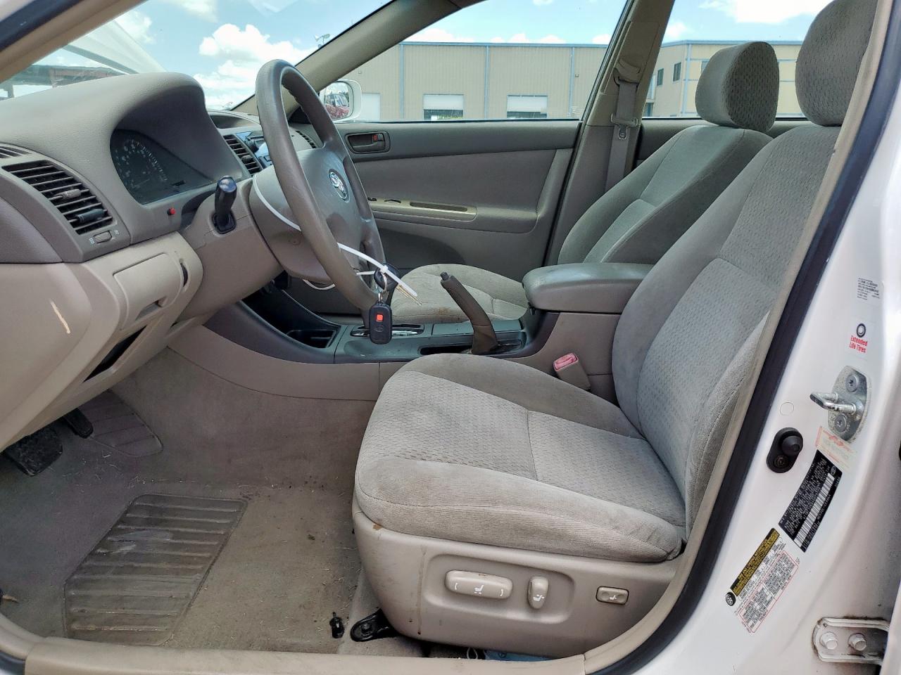 2004 Toyota Camry Le VIN: 4T1BF32K94U075779 Lot: 62923355