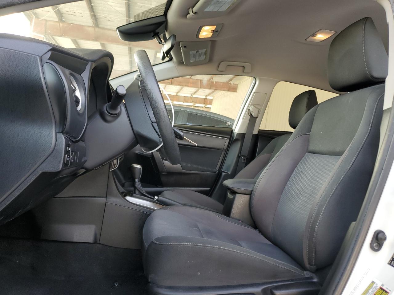 2018 Toyota Corolla L VIN: 5YFBURHE3JP832022 Lot: 62708025