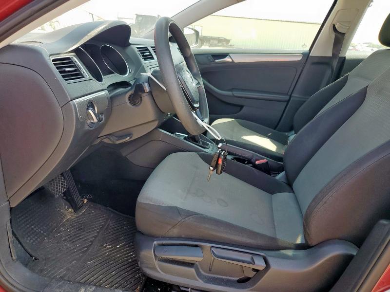 VOLKSWAGEN JETTA 2017 Красный