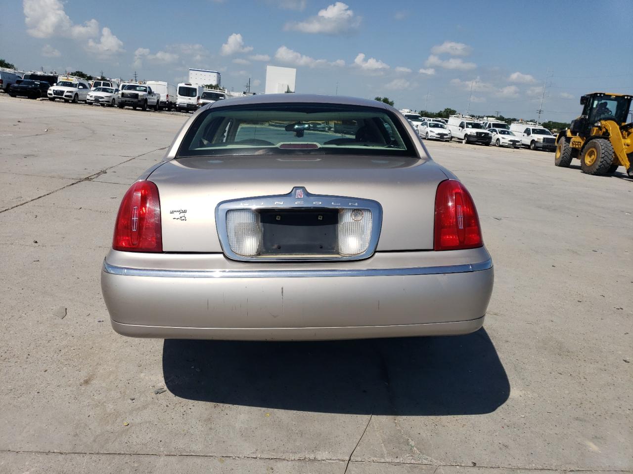 2000 Lincoln Town Car Signature VIN: 1LNHM82W6YY772003 Lot: 61657215