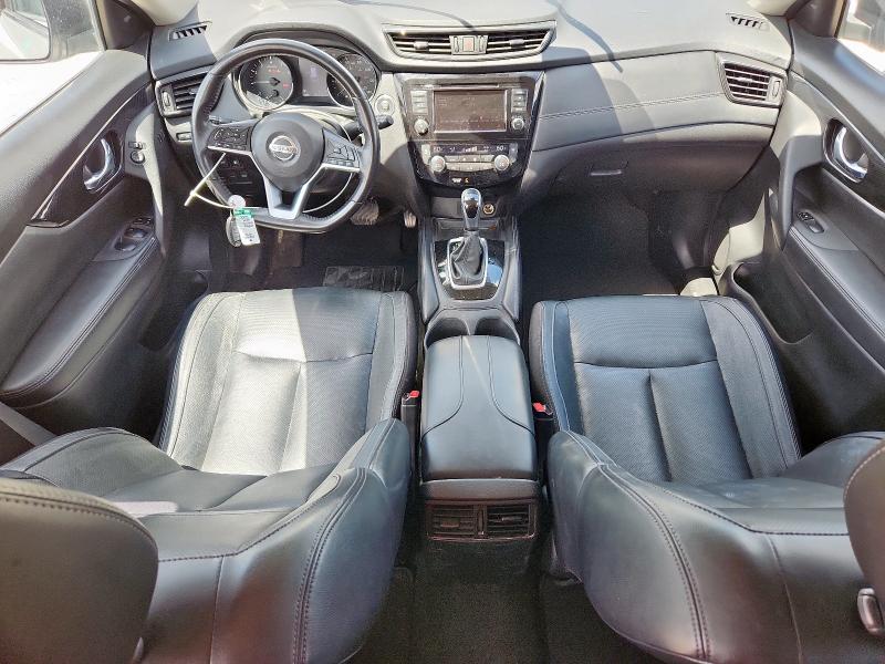  NISSAN ROGUE 2018 Srebrny