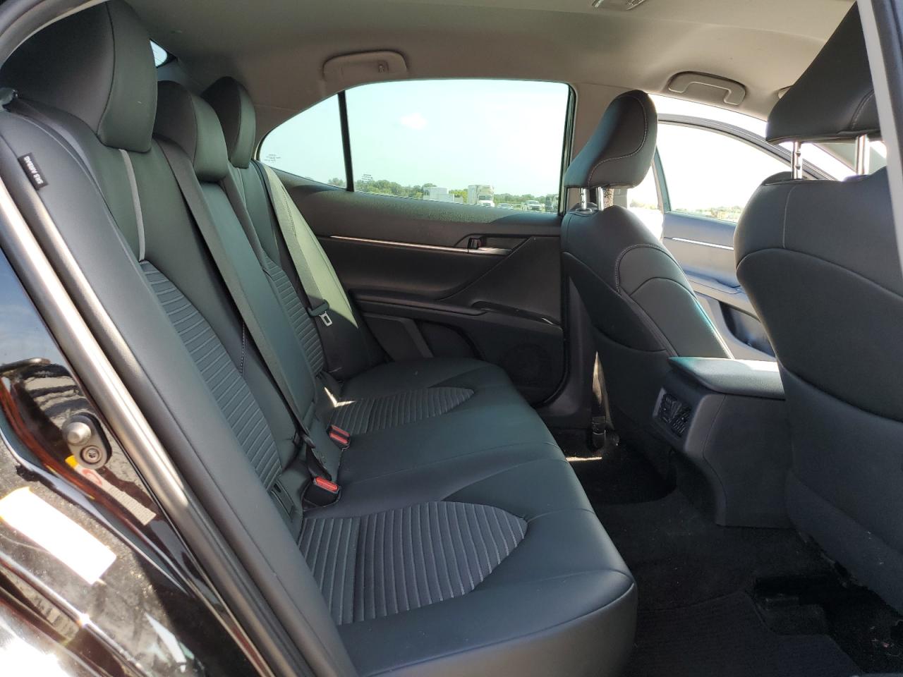 2018 Toyota Camry L VIN: 4T1B11HK0JU560009 Lot: 61396945