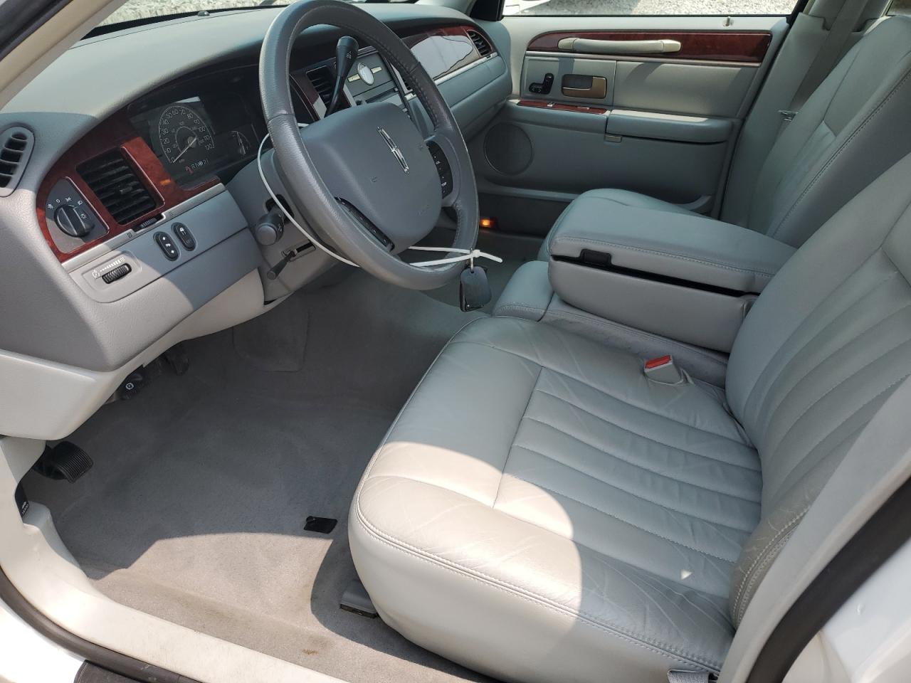 2005 Lincoln Town Car Signature VIN: 1LNHM81WX5Y623185 Lot: 59040285