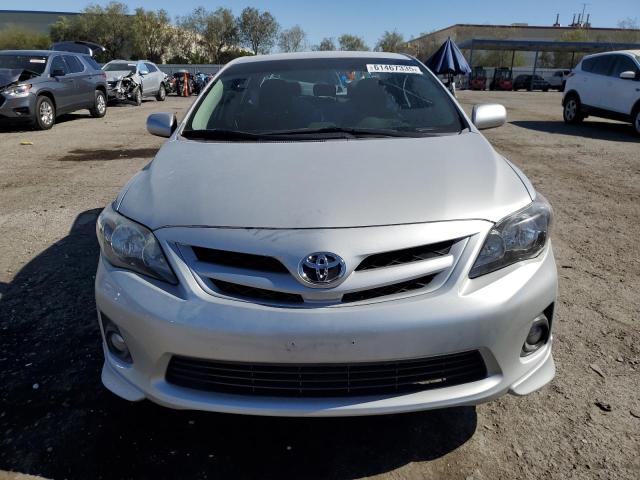 Sedans TOYOTA COROLLA 2013 Srebrny