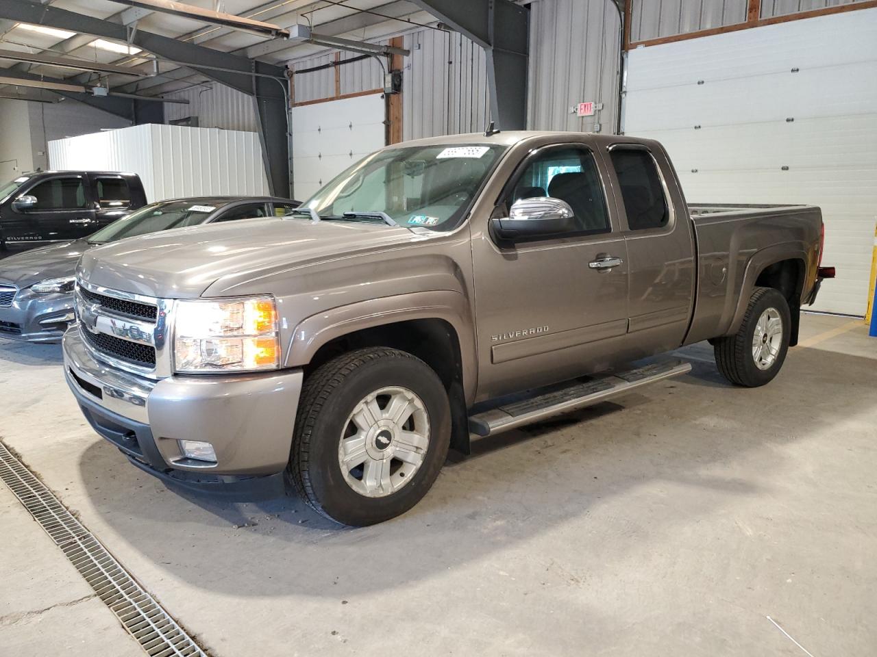 West Mifflin, PA에서 판매 중인 2011 Chevrolet Silverado K1500 Lt - Rear End