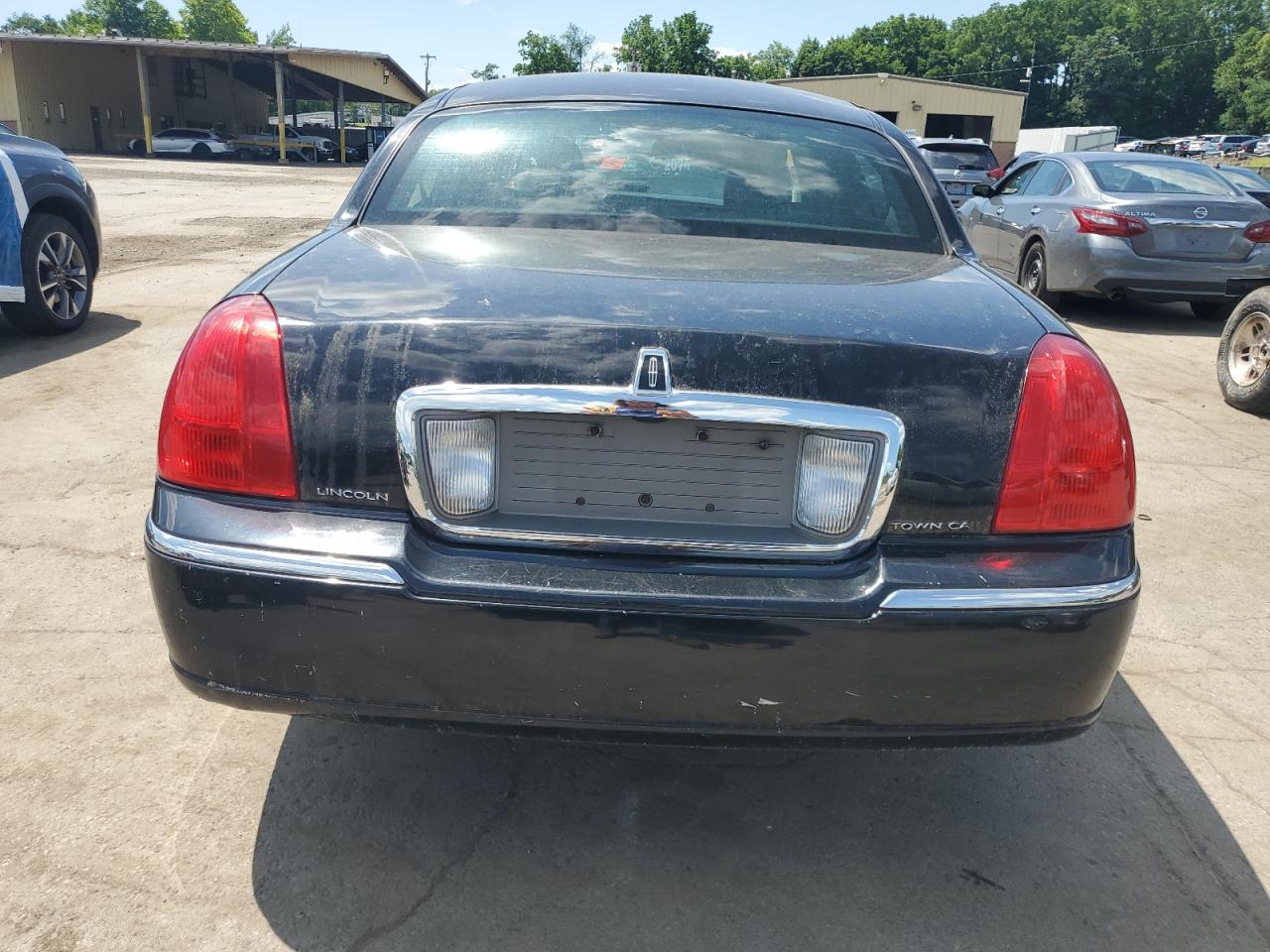 2010 Lincoln Town Car Signature Limited VIN: 2LNBL8CV1AX624619 Lot: 61801065