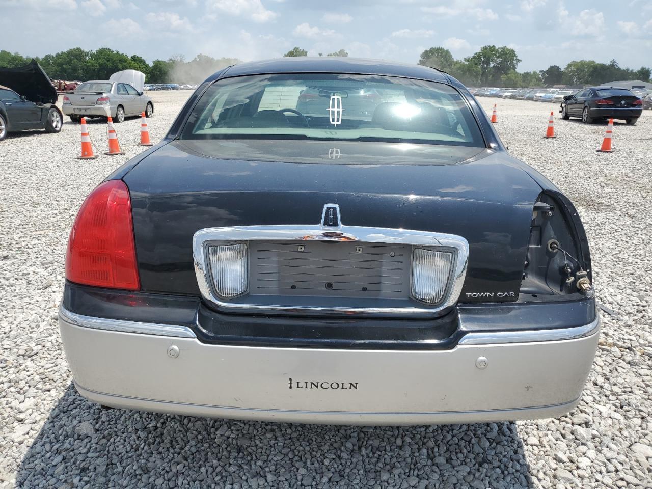 2003 Lincoln Town Car Signature VIN: 1LNHM82W53Y608721 Lot: 61989015