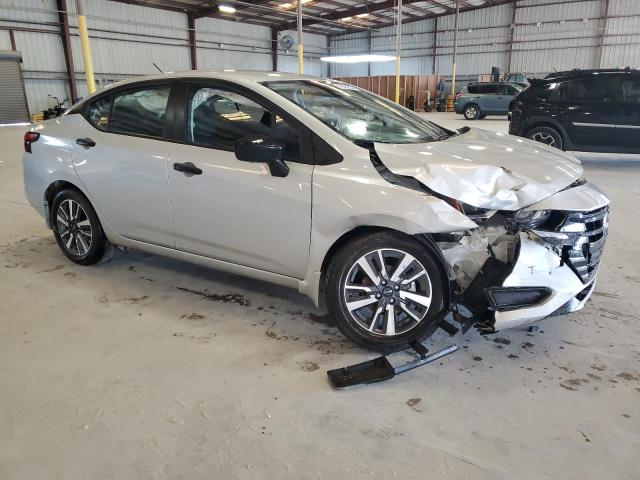  NISSAN VERSA 2024 Srebrny
