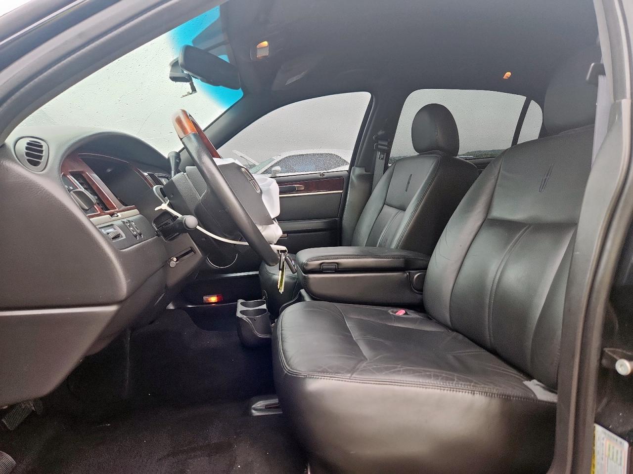 2009 Lincoln Town Car Signature Limited VIN: 2LNHM82V19X610823 Lot: 60232565