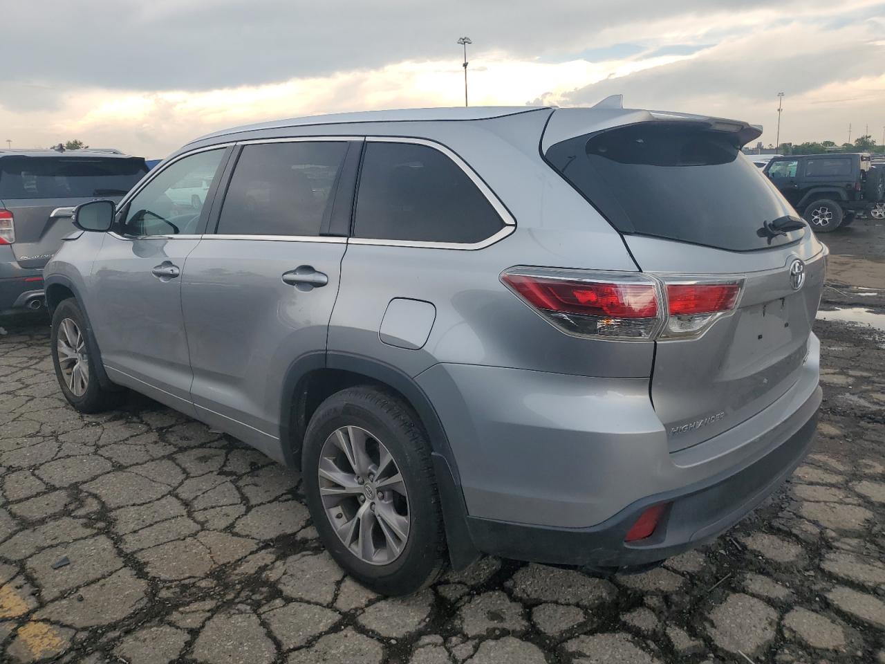 TOYOTA HIGHLANDER 2015 VIN 5TDJKRFH3FS146981 фото 2