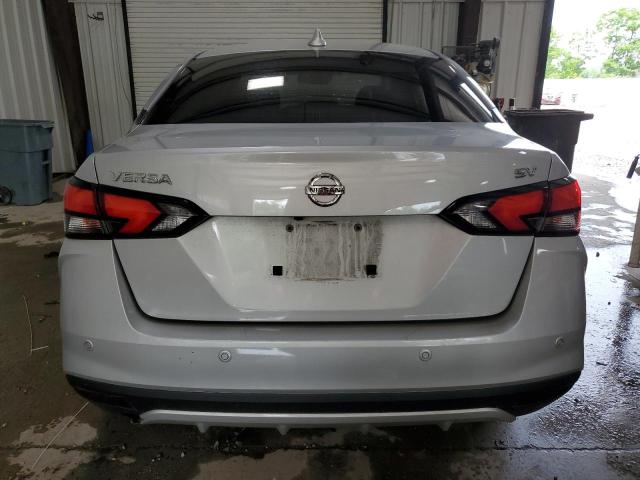  NISSAN VERSA 2021 Srebrny