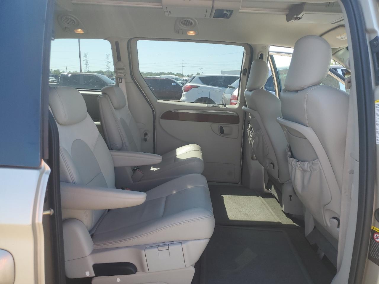 2005 Chrysler Town & Country Limited VIN: 2C8GP64L25R181275 Lot: 62170025