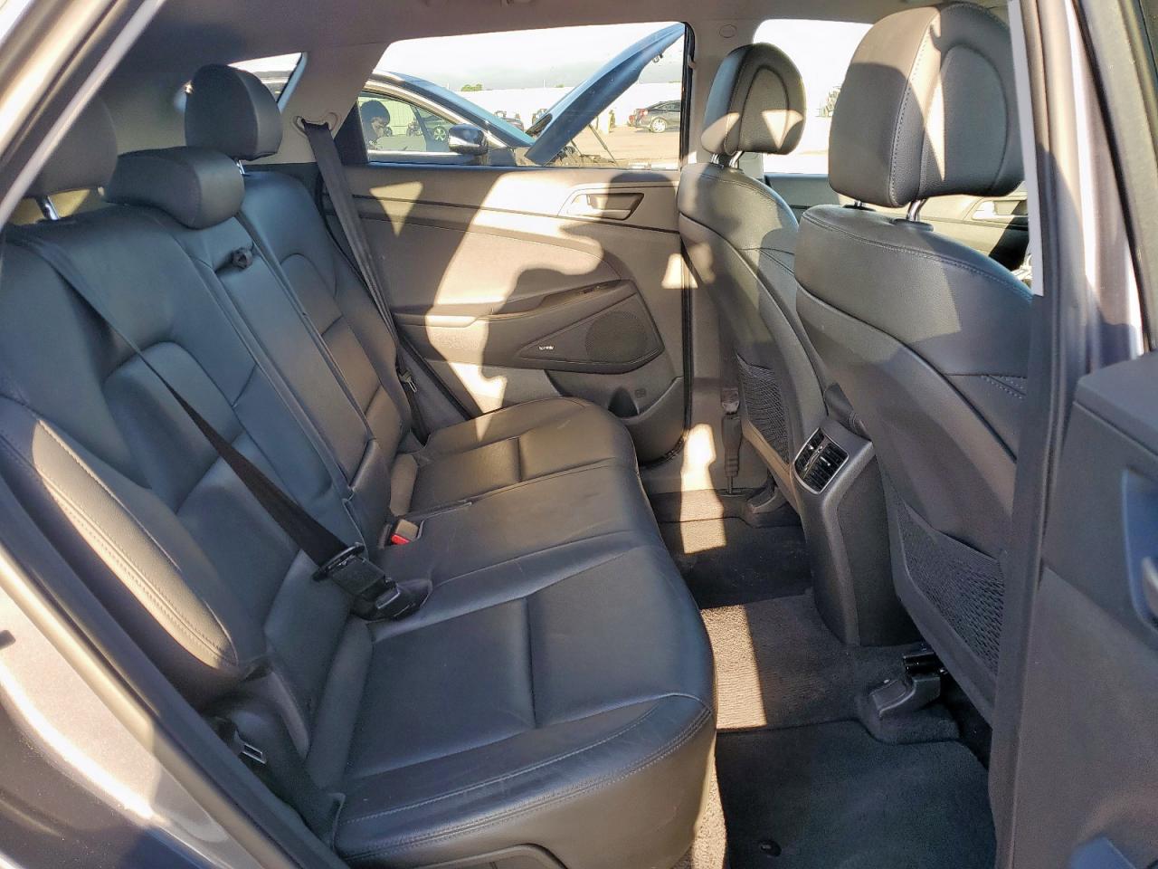 HYUNDAI TUCSON 2018 VIN KM8J3CA22JU829977 фото 10