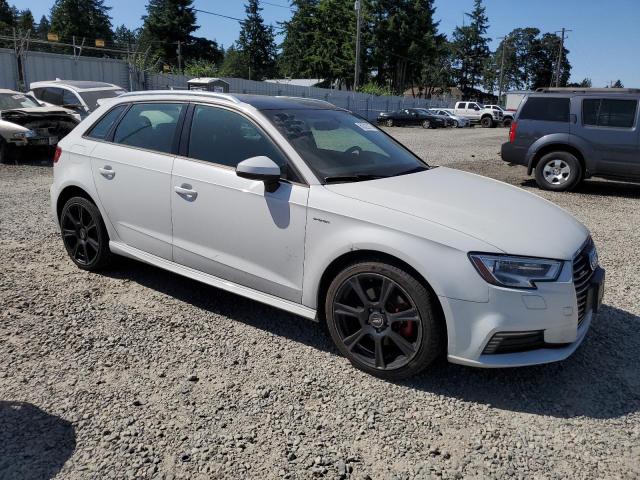 Hatchbacks AUDI A3 2017 White