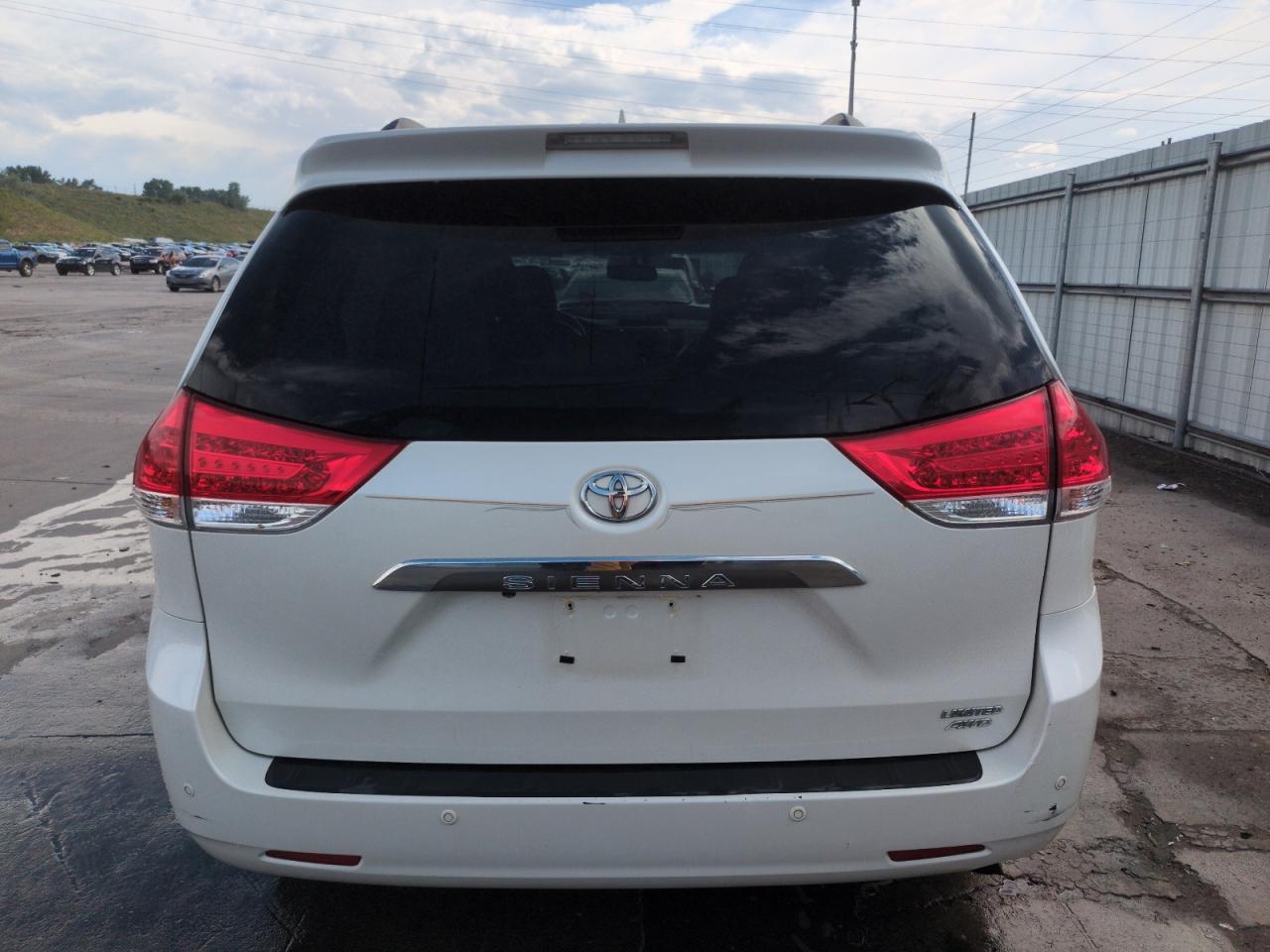 2011 Toyota Sienna Xle VIN: 5TDDK3DC8BS004931 Lot: 62487305