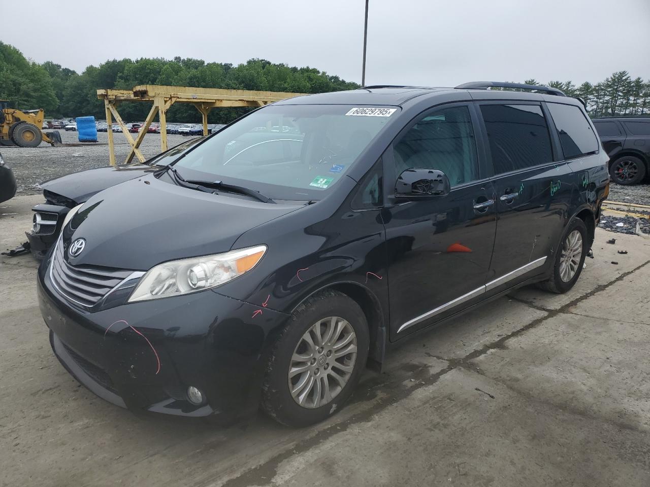 2016 Toyota Sienna Xle for Sale in Windsor, NJ - Rear End