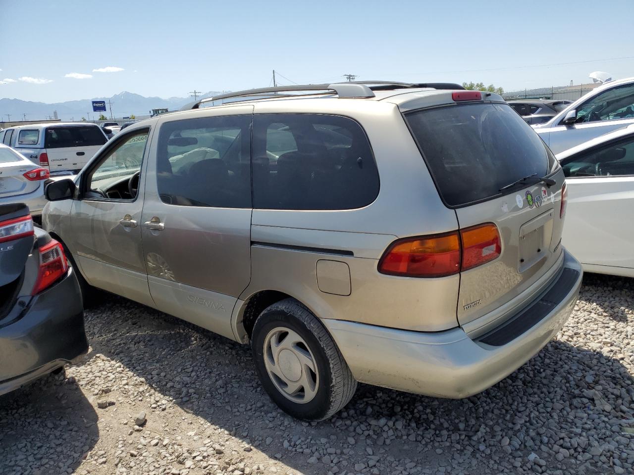 TOYOTA All Models 2000 VIN 4T3ZF13C3YU292655 zdjęcie 2