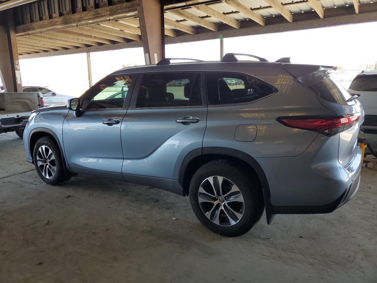 TOYOTA HIGHLANDER 2023 VIN 5TDKBRCH3PS588301 zdjęcie 2