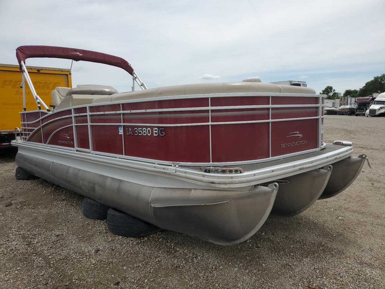 2011 Bennington Marine Boat for Sale in Des Moines, IA - Minor Dent/Scratches