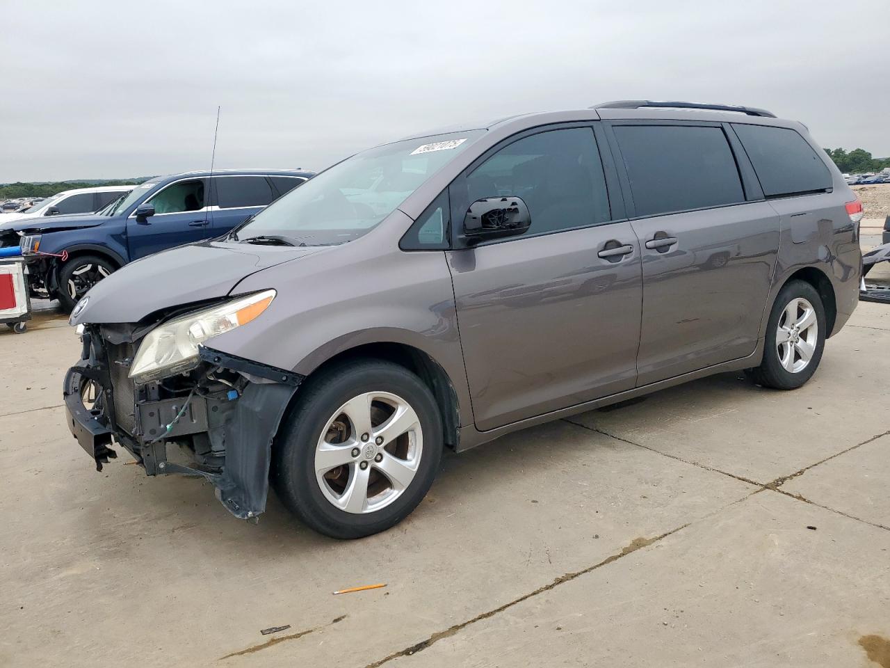 2013 Toyota Sienna Le for Sale in Grand Prairie, TX - Front End