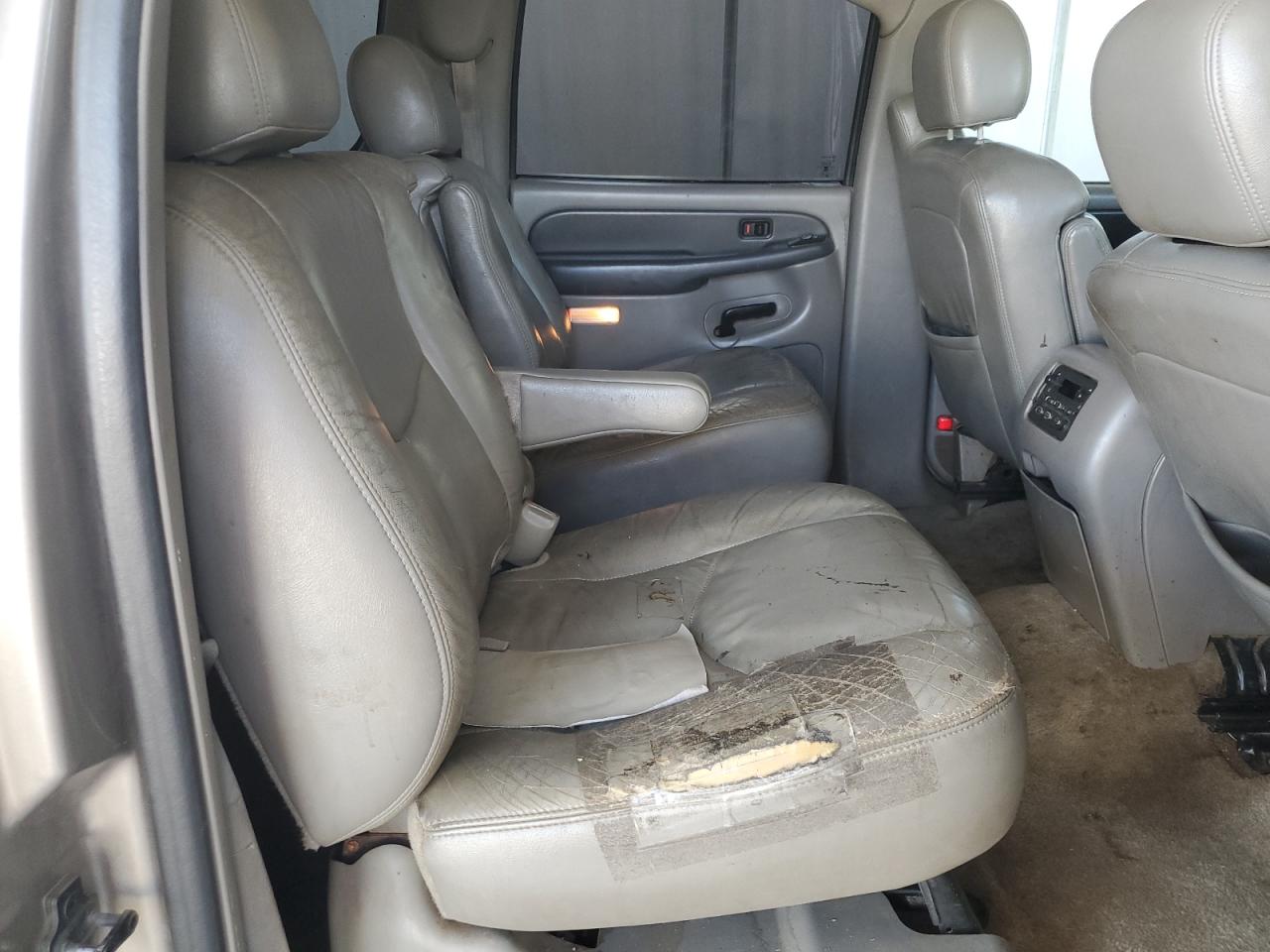 2003 Chevrolet Suburban C1500 VIN: 1GNEC16T33J262864 Lot: 61648255