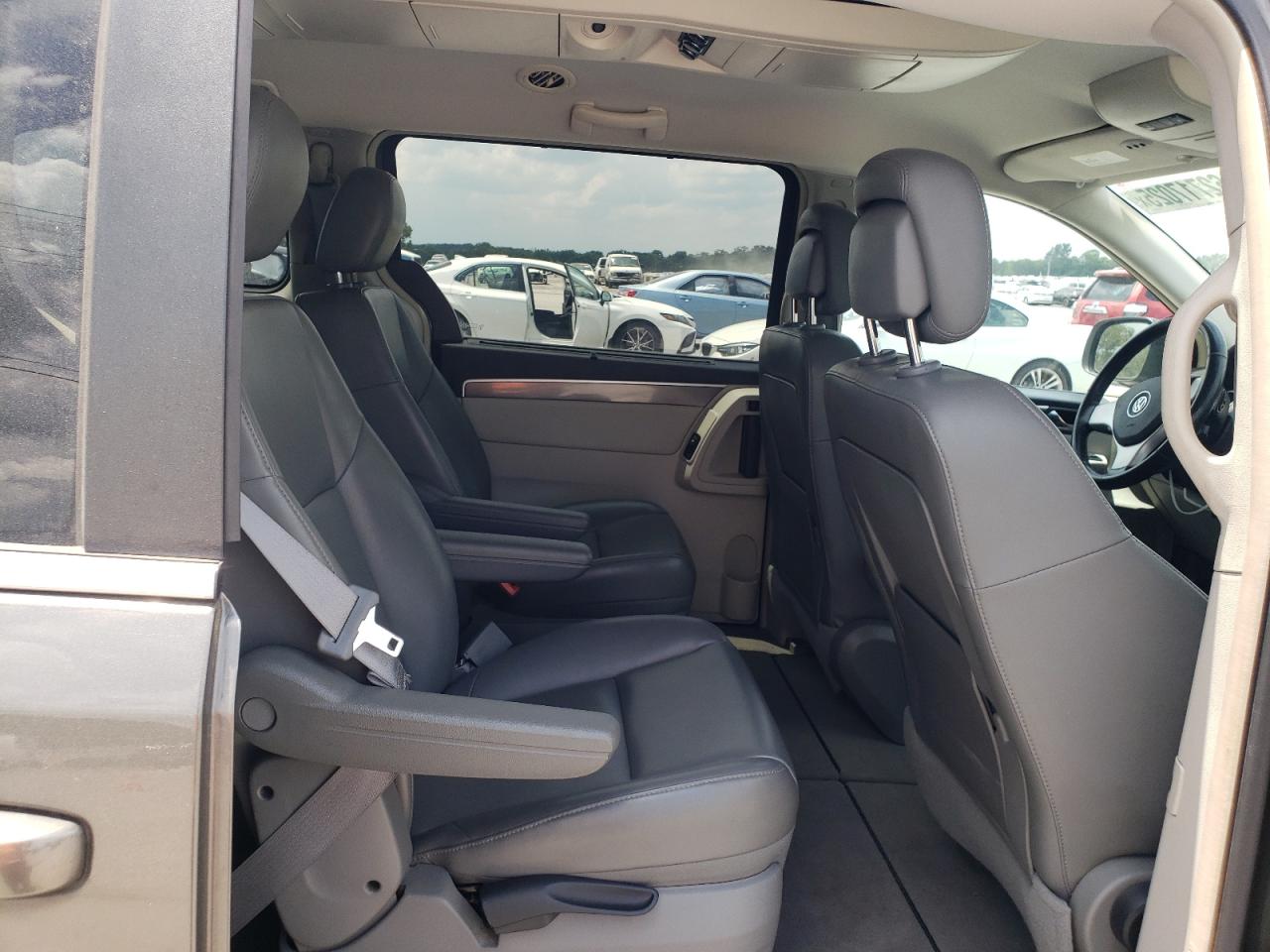 2010 Volkswagen Routan Se VIN: 2V4RW3D13AR324647 Lot: 62717025