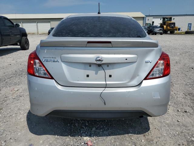  NISSAN VERSA 2018 Серебристый