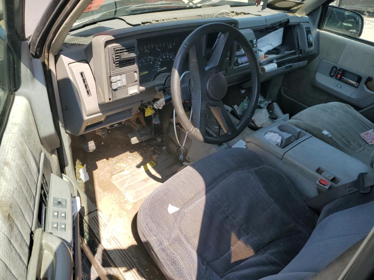 1993 GMC Suburban K1500 VIN: 1GKFK16K3PJ739522 Lot: 61732115